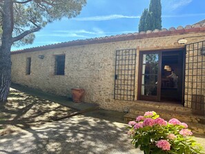 Stone house in Masos de Pals. Costa Brava. 10 people.  3.5 kms to the beach.
