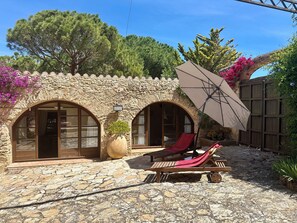 Stone house in Masos de Pals. Costa Brava. 10 people.  3.5 kms to the beach.