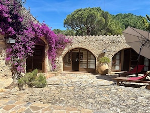Stone house in Masos de Pals. Costa Brava. 10 people.  3.5 kms to the beach.