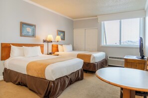 2 Double beds in the guest room