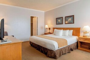 Unit with 1 Queen-sized bed