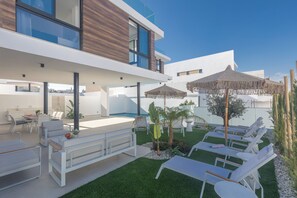 Garden with barbecue, seating area, dining area, sunloungers and private pool