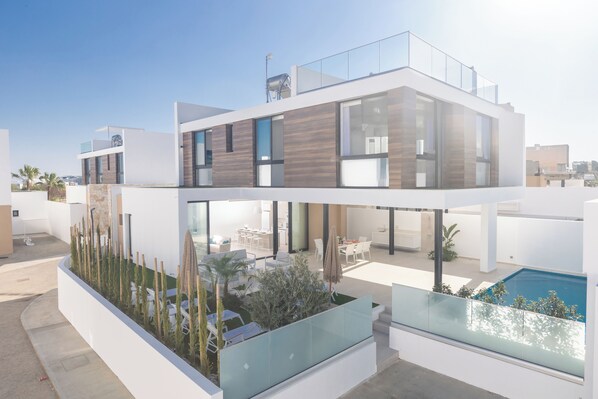 Villa Mae, Stunning and Brand New 4BDR Protaras Villa, Close to the Beach