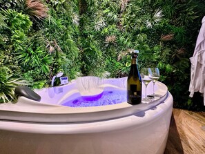 Baignoire balnéo avec 14 jets, luminothérapie et enceinte Bluetooth - Balneotherapy Bathtub with 14 (1)