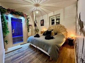 Chambre avec lit en 160 x 200 cm - Bedroom with a 160 x 200 cm Bed (1)