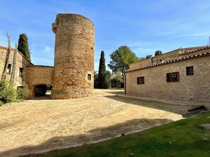 16TH CENTURY FARMHOUSE  in Masos de Pals. Costa Brava. Capacity 10 people. 
