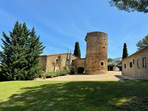 16TH CENTURY FARMHOUSE  in Masos de Pals. Costa Brava. Capacity 10 people. 