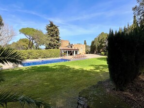 16TH CENTURY FARMHOUSE  in Masos de Pals. Costa Brava. Capacity 10 people. 
