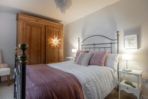 Mulberries Bedroom 2 - StayCotswold