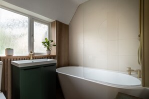 Mulberries Family Bathroom - StayCotswold