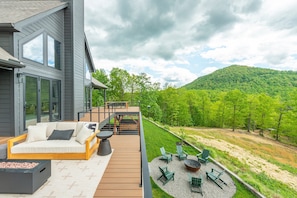 Offering a sauna, hot tub, fire pit, fire table, and magnificent views, you will most certainly reach "Peak Perfection" at this mountain cabin!