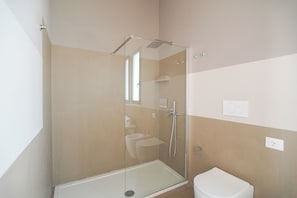 Badezimmer mit Dusche
