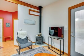 Living Room | Smart TV | Gas Fireplace | Full Sleeper Sofa