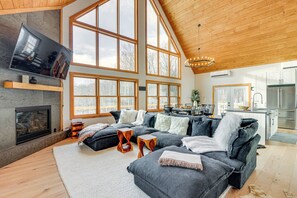 Living Room | Gas Fireplace | Flat-Screen TV | 1st Floor