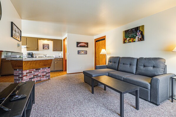 Green Bay Vacation Rental | 1BR | 1BA | 1 Small Step Required | 550 Sq Ft