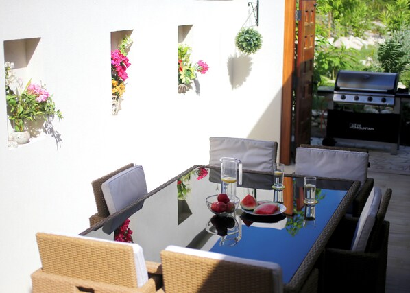Outdoor dining