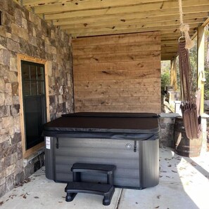 Brand new hot tub that seats 6 and has a view of the river!! Ahhh, can you feel all your worries melting away f