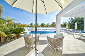 Pool side seating