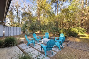 Swap stories & roast marshmallows around the backyard firepit