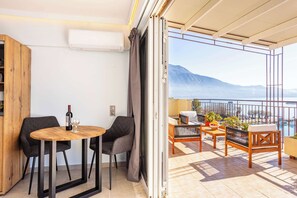 Open Bright Dining space with a View over the Sea