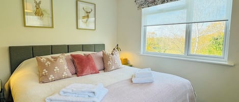 Bedroom 1 - Super Kingsize Bed/Twin Beds