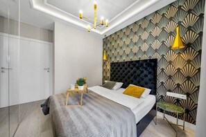 Bedroom with Queen Bed and Workspace | Book Now with RENTUJEMY.COM