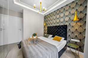 Bedroom with Queen Bed and Workspace | Book Now with RENTUJEMY.COM
