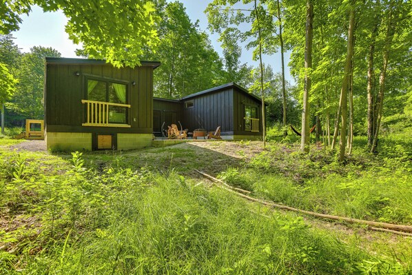 Glen Arbor Vacation Rental | 2BR | 2BA | 1,200 Sq Ft | Steps to Enter