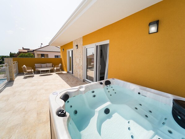 Outdoor spa tub