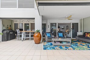 Gas BBQ, roller privacy blinds + a huge outdoor umbrella...