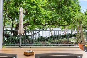 Dine alfresco & watch the boats cruise past...