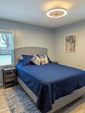 Comfy queen bed, TV, ceiling fan with light that adjust and several plug ins. 