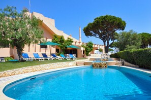 Large swimming pool on 3 levels l
