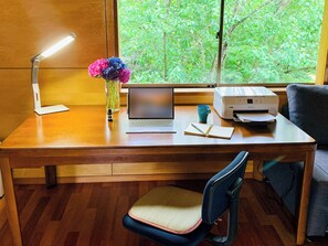 ・[Desk] Equipped with a light and a printer, this space is ideal for remote work.