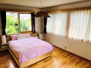 ・[Bedroom] The master bedroom is impressive with its beautiful flooring and natural lighting from the windows.