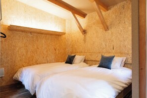 Bedroom 1 (2 single beds)