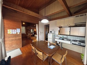 A villa-style cabin surrounded by the sea and mountains. All rooms are equipped with a kitchen, shower toilet, and air conditioning/heating.