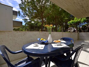 Shade, Chair, Outdoor Furniture, Design, Outdoor Table, Balcony, Kitchen & Dining Room Table, Houseplant, Courtyard, Coffee Table