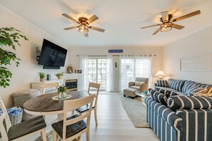 Living Room | Queen Sleeper Sofa | 1st Floor | Free WiFi