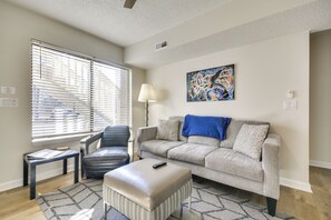 Living Room | Free WiFi | Smart TV | Central A/C | Electric Fireplace