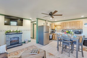 Dining Area & Kitchen | Pod Coffee Maker | Toaster | Blender