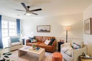 Living Room | Smart TV | Free WiFi | Single-Story Home