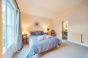 Artist's Studio, Piddlehinton: Bedroom one with king-size bed and en-suite shower room