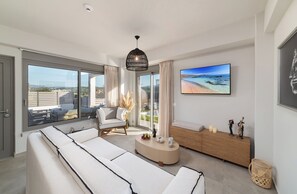 KS Si Villa - Bright living room with smart TV and sofa bed for two guests 