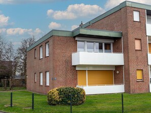 Wall, Building, Window, Residential Area, Facade, Architecture, Brick, Shrub, House, Home