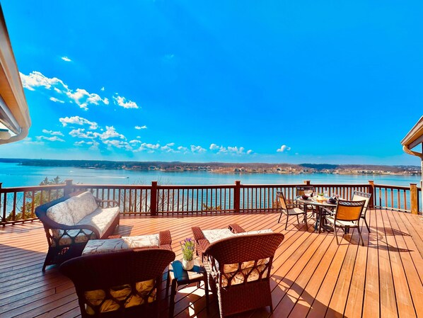 Unwind on the spacious deck with breathtaking 180-Degree Panoramic views of the main channel and iconic lake locations, perfect for sunrise or sunset moments.