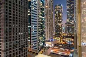 Cityscape Balcony: Immerse in dazzling Dubai views as city lights twinkle at night!