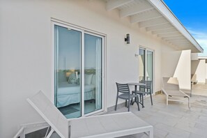 Private top floor patio
