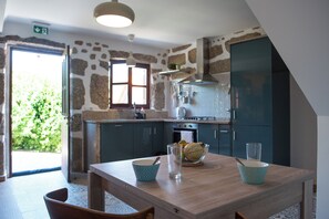kitchen and extendable table for 6 people