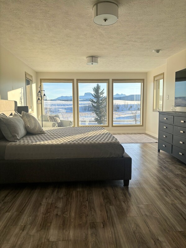Master Bedroom, beautiful views of the mountains. 